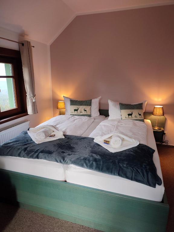 Postel nebo postele na pokoji v ubytování Auersberg Haus