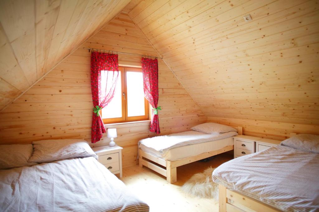 亞沃爾斯的住宿－Niedźwiedziówka，小木屋设有两张床和窗户