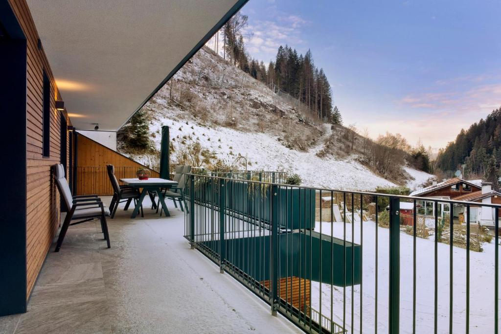 Elle comprend un balcon offrant une vue sur une montagne enneigée. dans l'établissement Apartment UB Two, à Eggen