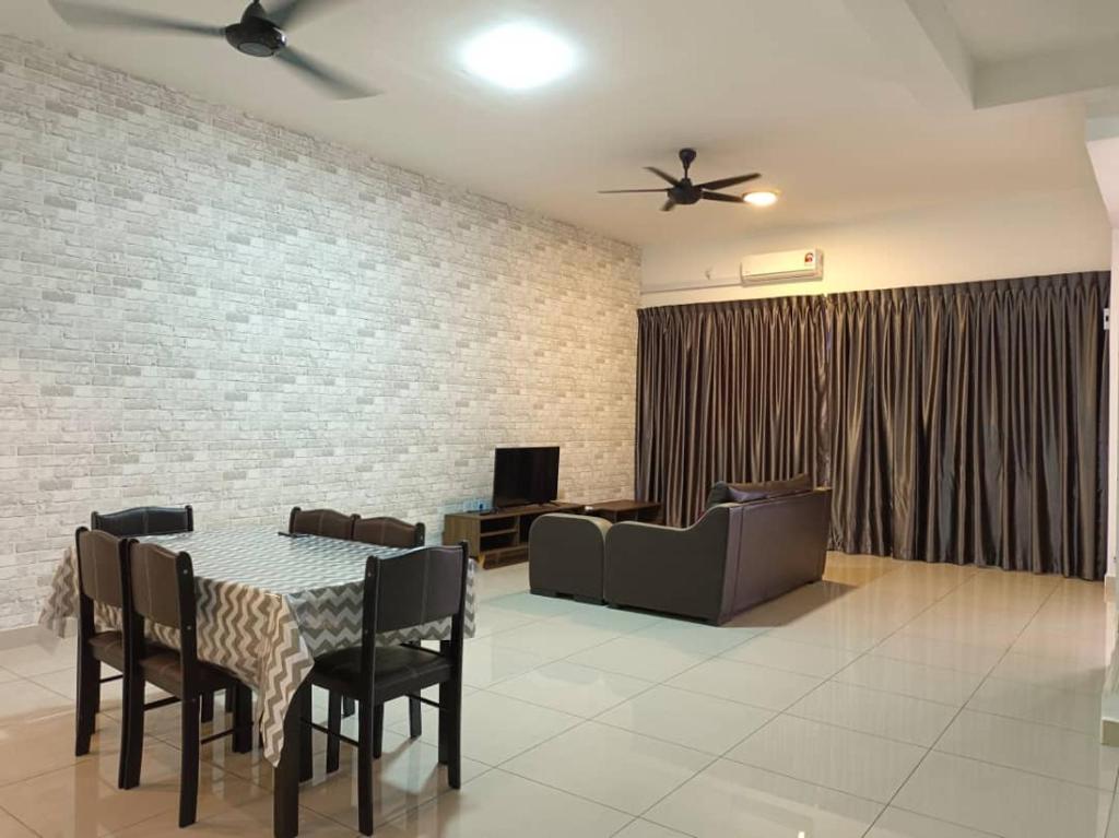 Homestay Desaru Utama @Escadia في Bandar Penawar: غرفة طعام مع طاولة وكراسي