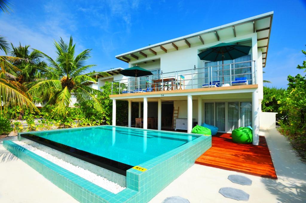 Бассейн в Holiday Inn Resort Kandooma Maldives - Kids Stay & Eat Free and DIVE FREE for Certified Divers for a minimum 3 nights stay или поблизости