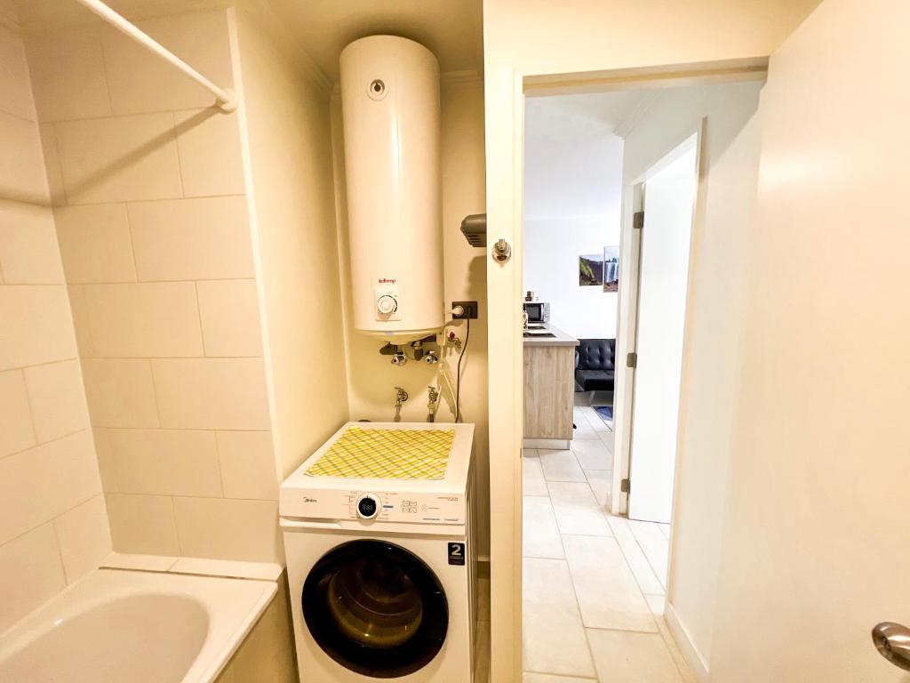 a washer and dryer in a small bathroom at Departamento Urban Stay Los Ángeles in Los Ángeles