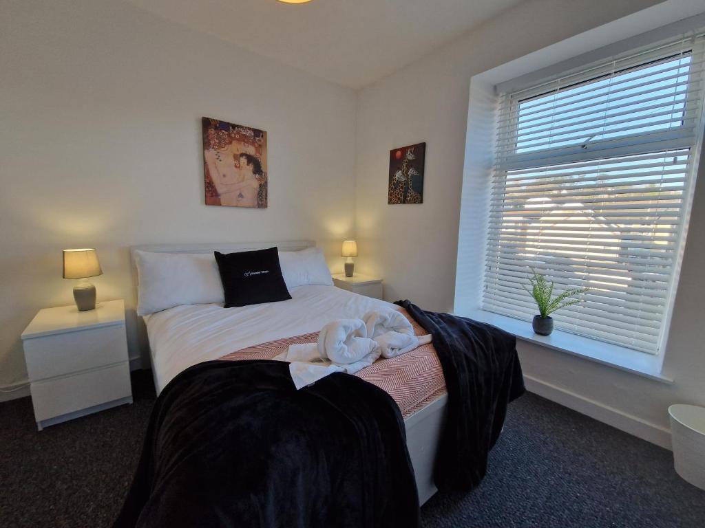 Giường trong phòng chung tại 2 bedroom Apartment near Taff Trail Cefn Coed.