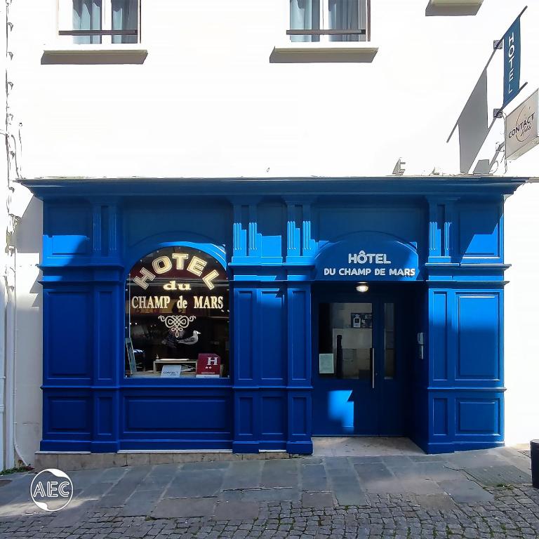 une vitrine bleue d'une boisson et d'une boutique dans l'établissement Contact Hôtel du Champ de Mars de Saint-Brieuc, à Saint-Brieuc