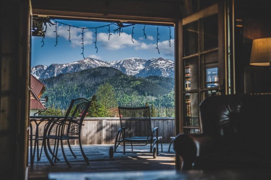 コシチェリスコにあるDolisiówka SPA Premiumの窓から山々の景色を望む客室です。