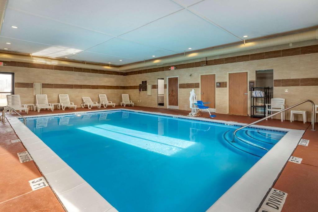 a large swimming pool in a hotel room at Comfort Suites Auburn Hills-Detroit in Auburn Hills
