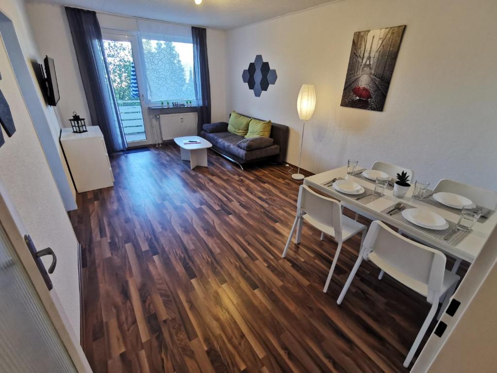 Posezení v ubytování Cozy & Spacious Apartment with Balcony