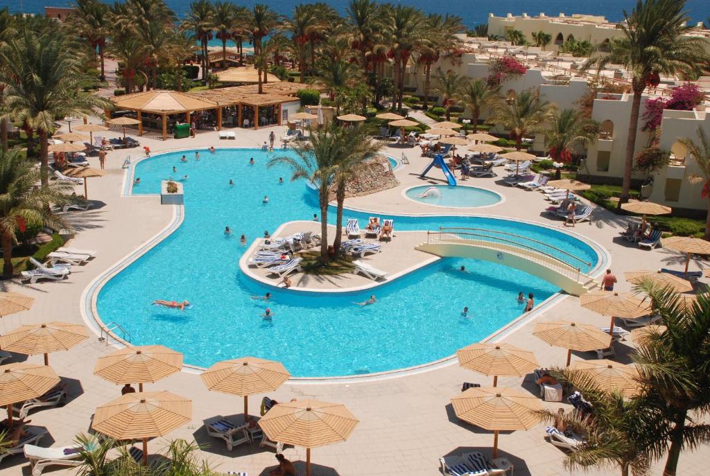 Bazén v ubytování Palm Beach Resort Families and Couples only nebo v jeho okolí