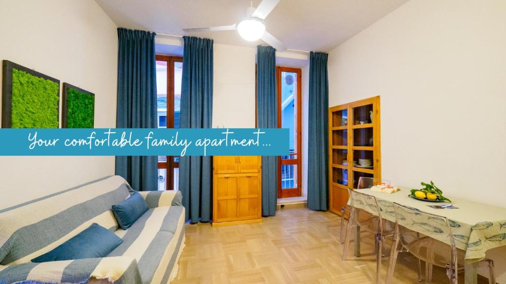 - un salon avec un canapé et une table dans l'établissement Casa Pina Quiet Apartment, à Vernazza