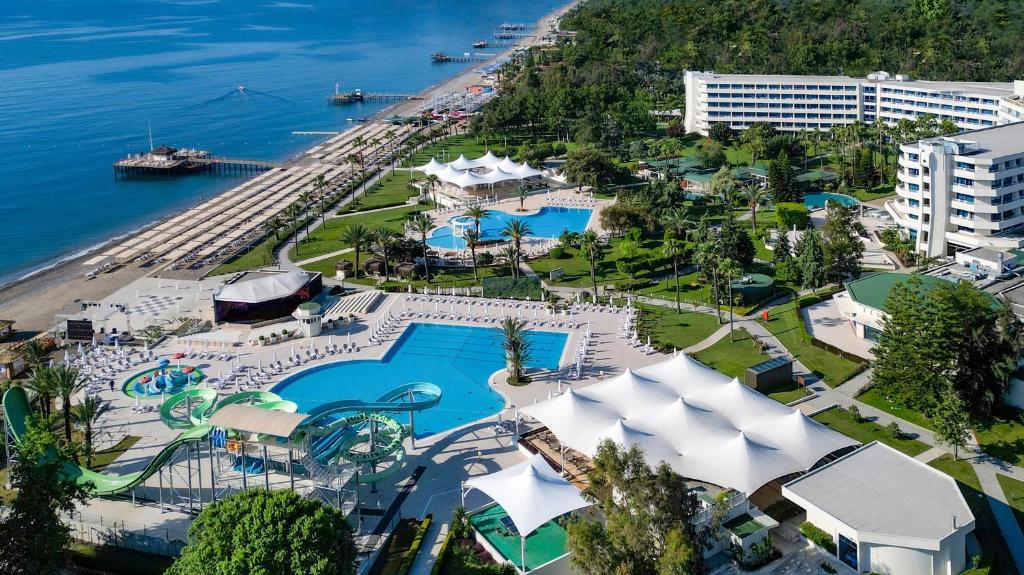 Bazén v ubytování Mirage Park Resort-Ultra All Incl. nebo v jeho okolí