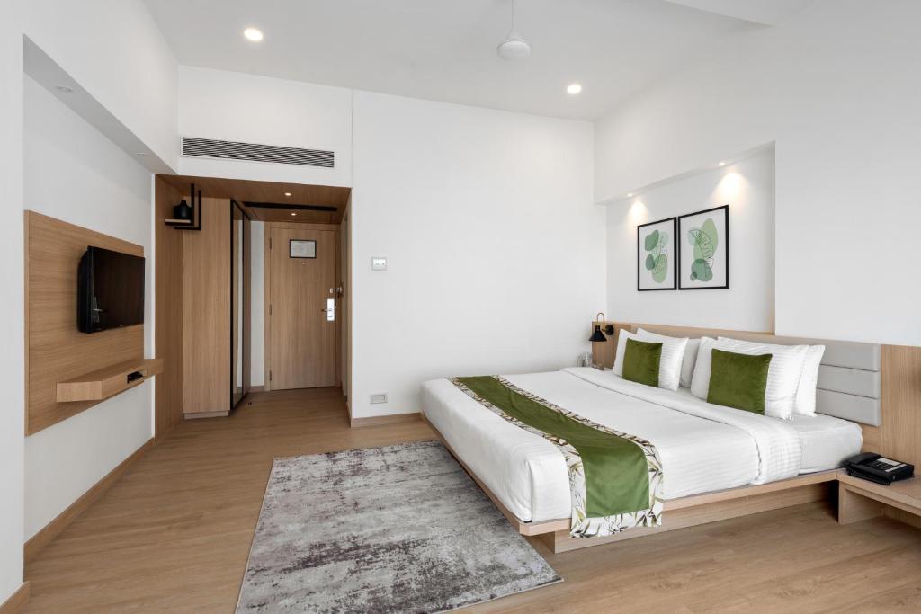 Postel nebo postele na pokoji v ubytování Lemon Tree Hotel, Vadodara