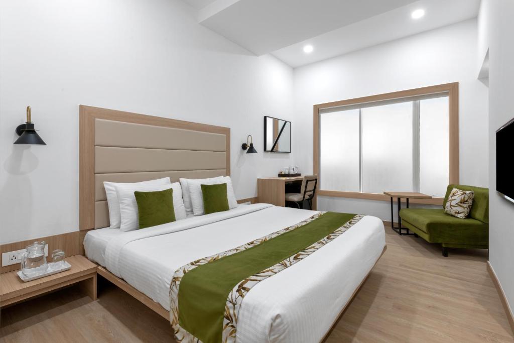 Postel nebo postele na pokoji v ubytování Lemon Tree Hotel, Vadodara