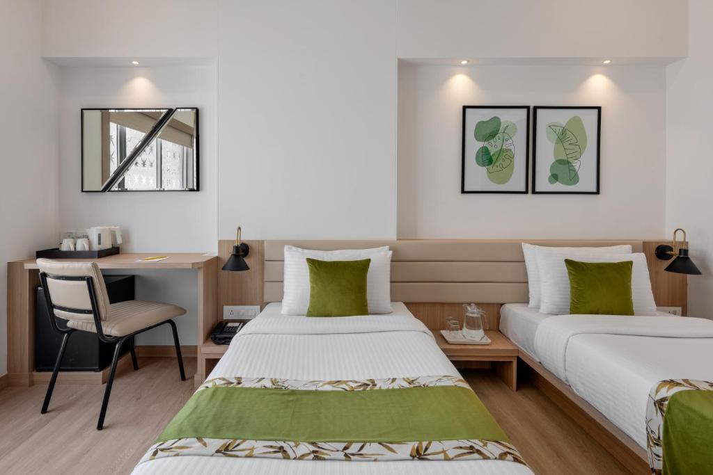 Postel nebo postele na pokoji v ubytování Lemon Tree Hotel, Vadodara