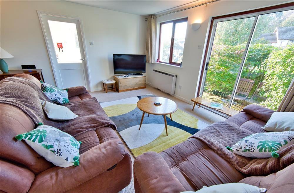uma sala de estar com dois sofás e uma mesa em 3 Bed in Narberth FB138 em Narberth