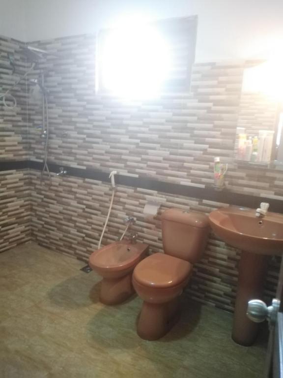 ein Badezimmer mit 2 WCs und einem Waschbecken in der Unterkunft Fort Ledge in Galle