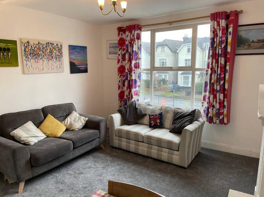 Hotel Lovely 1 bedroom flat in quiet Wimbledon, a living room with two couches and a window at Lovely 1 bedroom flat in quiet Wimbledon in London