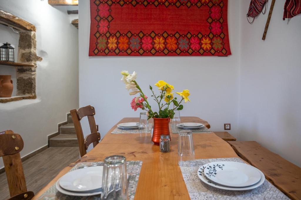 Posezení v ubytování Stone Serenity,2BR Home in Sellia with Dreamy Sea Views