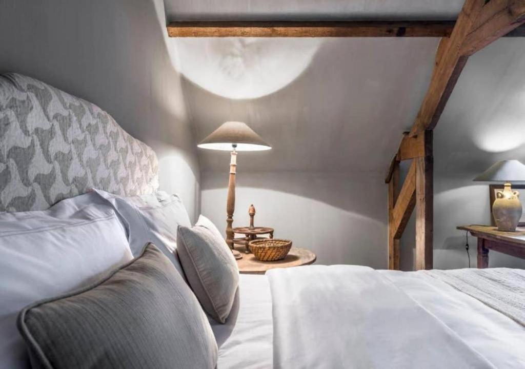 Кровать или кровати в номере Loft Katelijne Luxurious Escape in the Heart of Historic Bruges