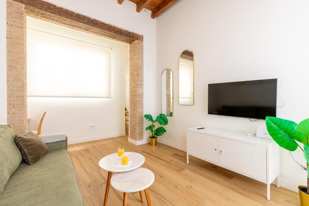 Telewizja i/lub zestaw kina domowego w obiekcie Rodo Charming Apt Sevilla Center by the bullring by Rodo street