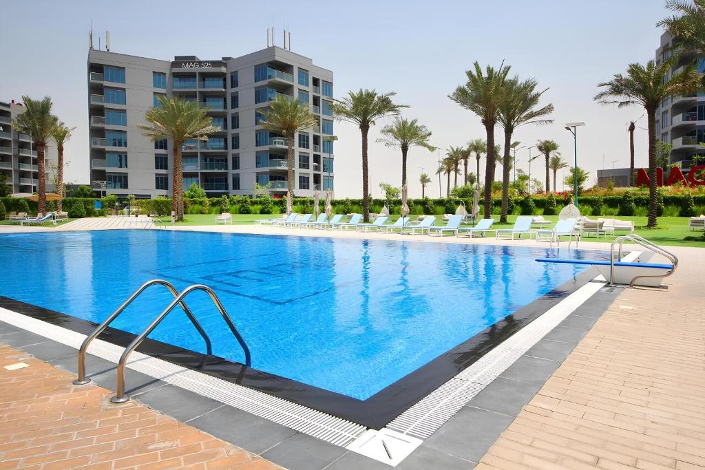 Bazén v ubytování Classic 1BR at MAG 510 Dubai South by Deluxe Holiday Homes nebo v jeho okolí