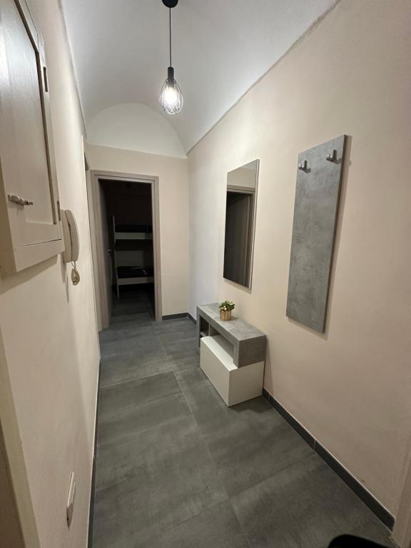 Zimmer mit Waschbecken und Spiegel an der Wand in der Unterkunft Appartamento in piazzetta in Trecase