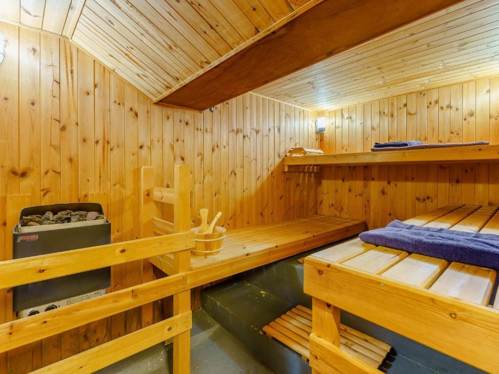 una sauna in legno con due letti di 1 bed in Sandown 85248 a Sandown