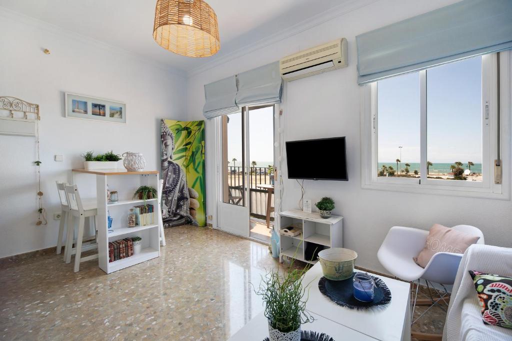 a living room with a couch and a tv at Apartamento La Barca - Chipiona in Chipiona