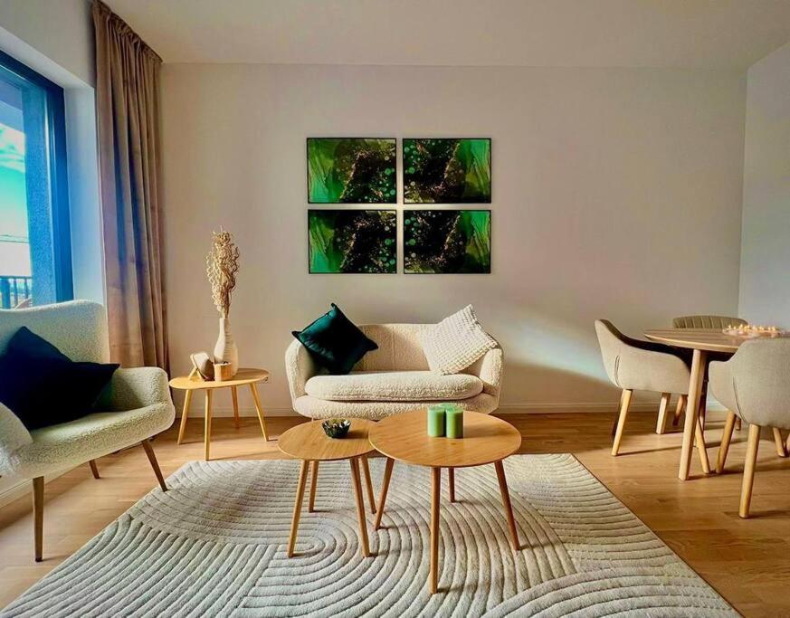 ein Wohnzimmer mit 2 Sofas und einem Tisch in der Unterkunft Golden beryl - Selestate in Braşov