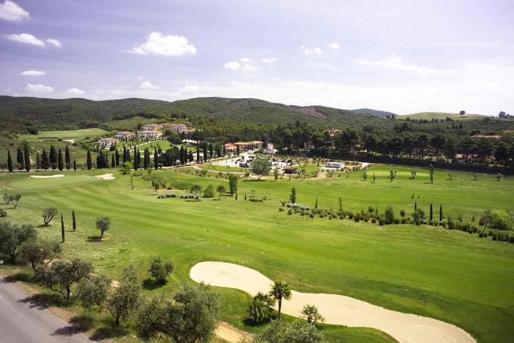une vue aérienne d'un terrain de golf dans l'établissement Il Pelagone Hotel & Golf Resort Toscana, à Gavorrano