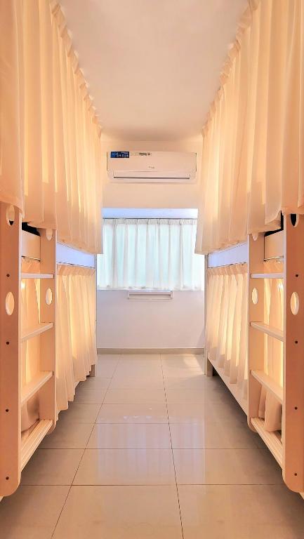 uma sala de vestir com prateleiras vazias e uma janela em WeStay Ladies Hostel em Dubai