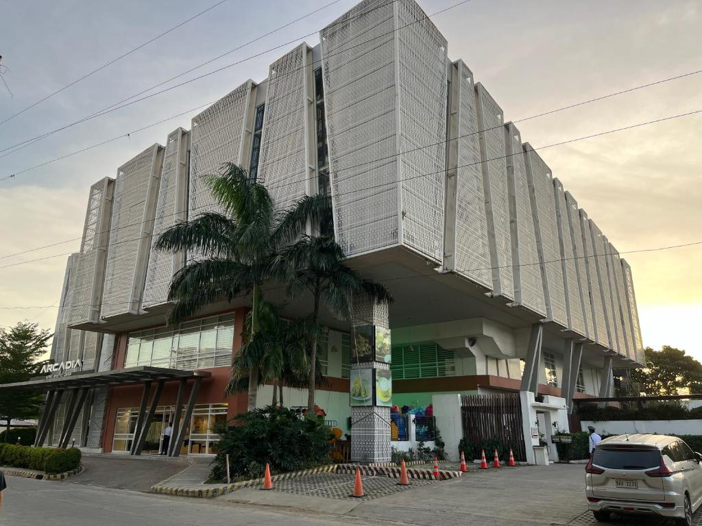 un bâtiment avec un palmier en face dans l'établissement Quiet and spacious condo wid fast internet connection with Netflix, à Davao