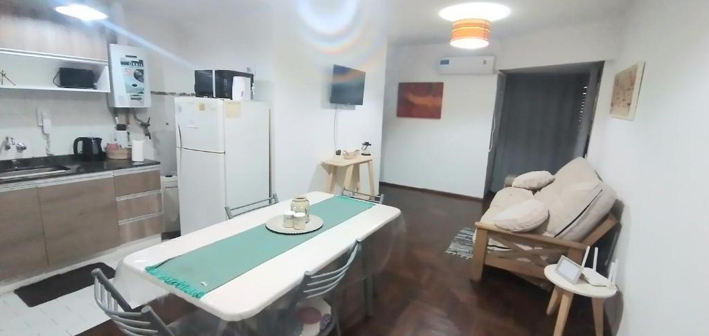 cocina con mesa y sofá en una habitación en Departamento amplio y comodo zona centro en Córdoba
