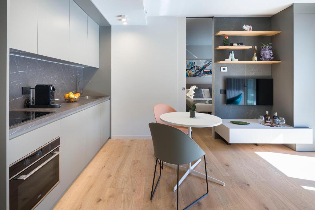 Aera Luxury Suites - 303 304 305 - 9