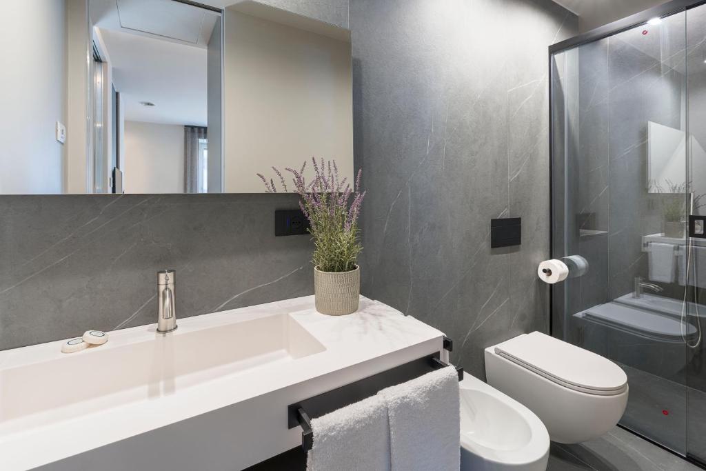 Aera Luxury Suites - 303 304 305 - 17