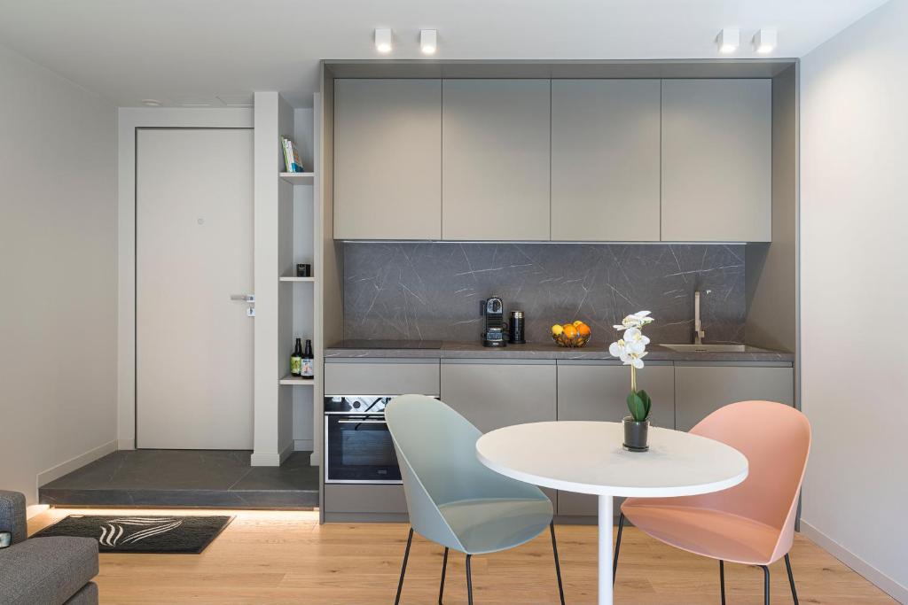 Aera Luxury Suites - 303 304 305 - 8