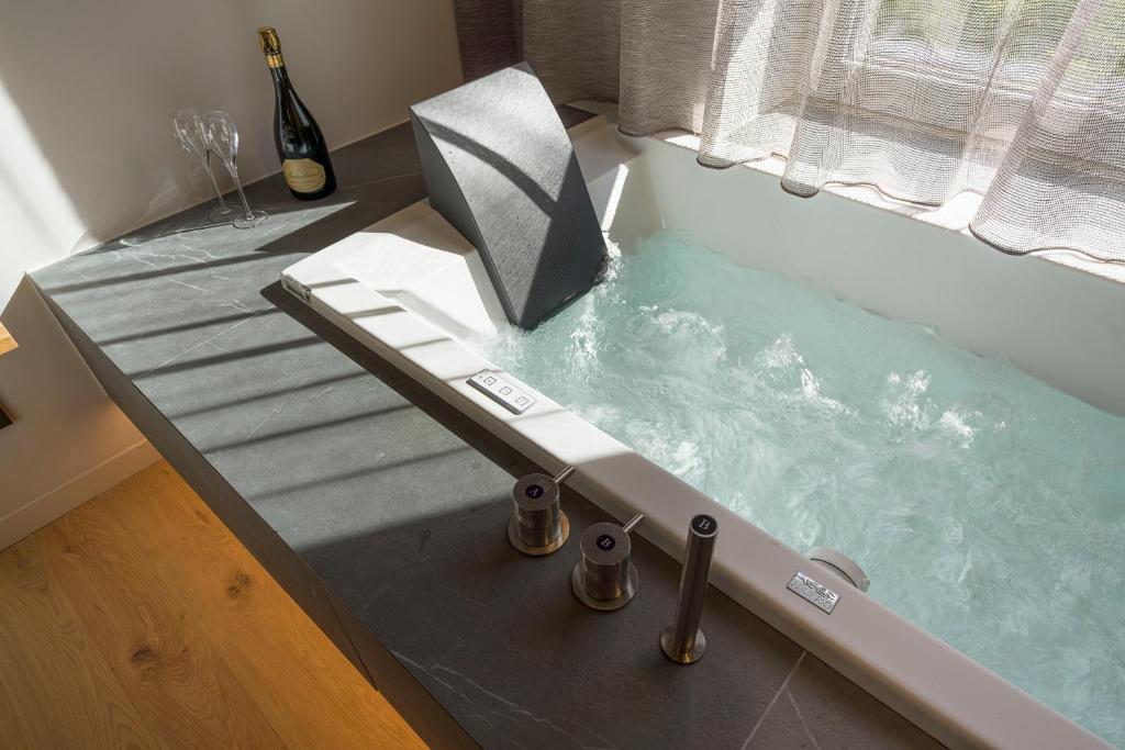 Aera Luxury Suites - 303 304 305 - 14