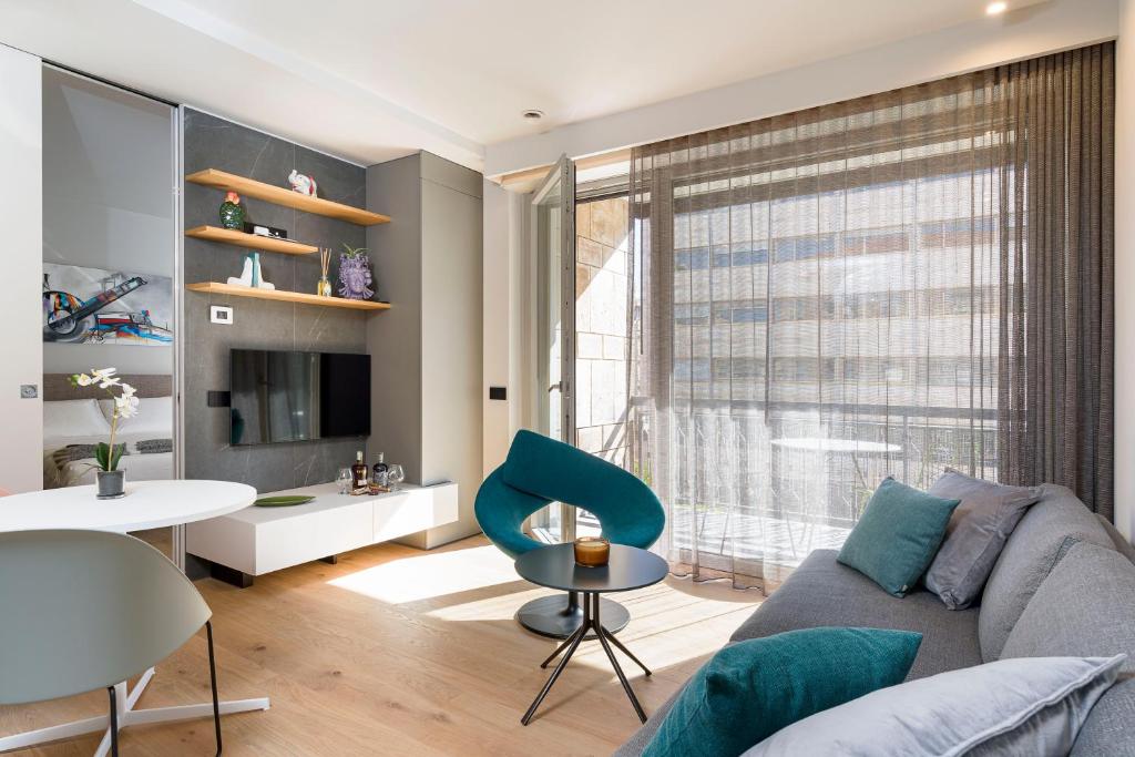 Aera Luxury Suites - 303 304 305 - 4