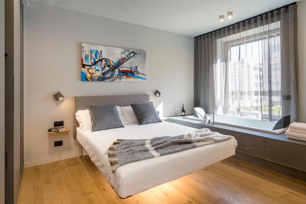 Aera Luxury Suites - 303 304 305