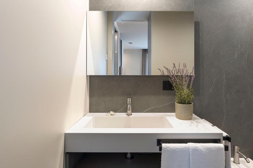 Aera Luxury Suites - 303 304 305 - 18