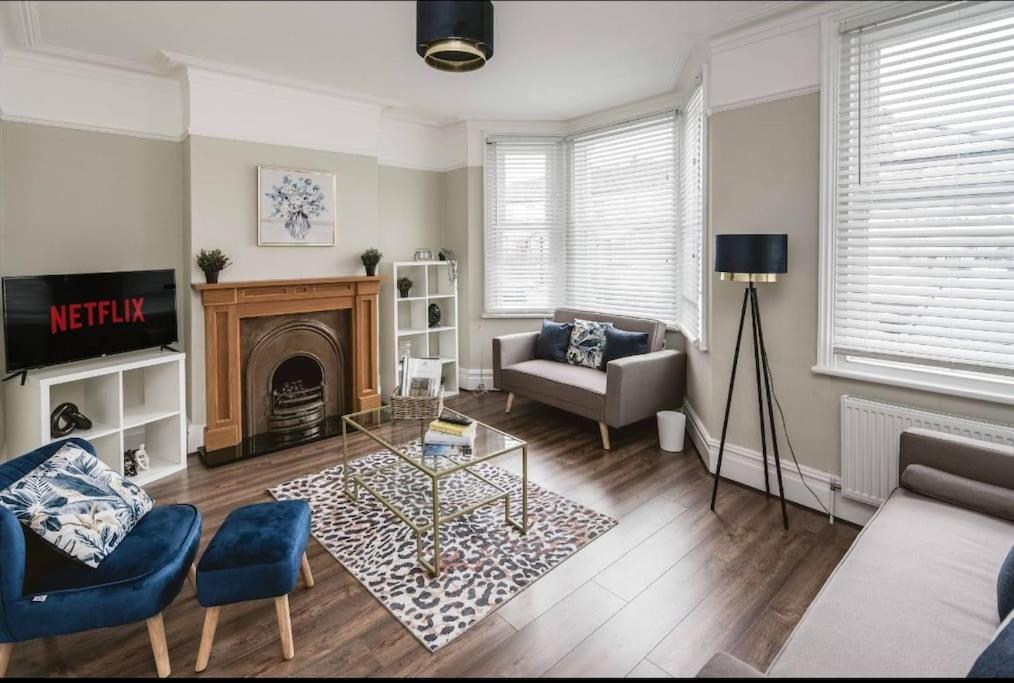 Χώρος καθιστικού στο Elegant 5 bed house with parking- Photo ID Required