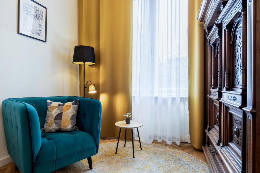 A seating area at Maverick Apartments