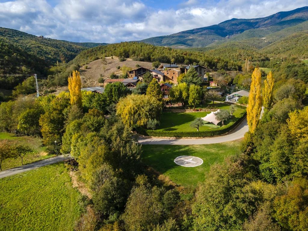 una vista aérea de una casa en las montañas en Mas D'en Roqueta en Aravell