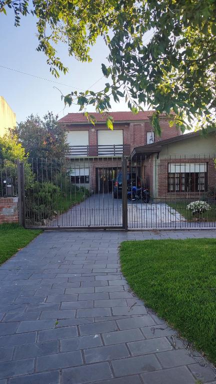 uma cerca de ferro forjado em frente a um edifício em Charly's House em Mar del Plata