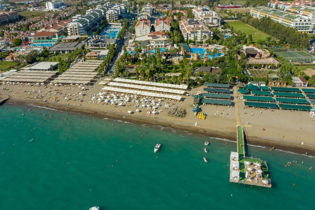 una vista aerea di una spiaggia e di un resort di Aydinbey Famous Resort - Ultra All Inclusive a Belek