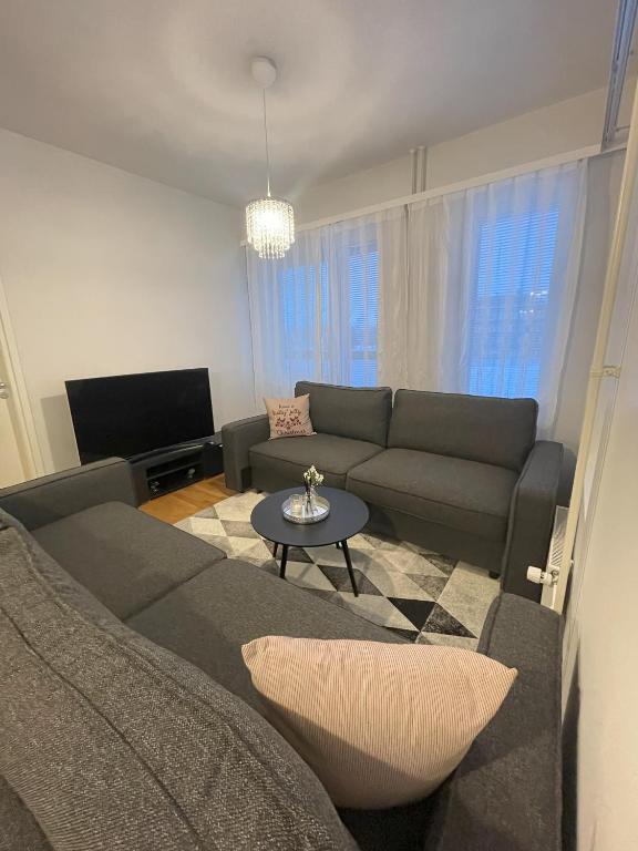 ein Wohnzimmer mit einem Sofa und einem Tisch in der Unterkunft Pearl Apartment in Rovaniemi