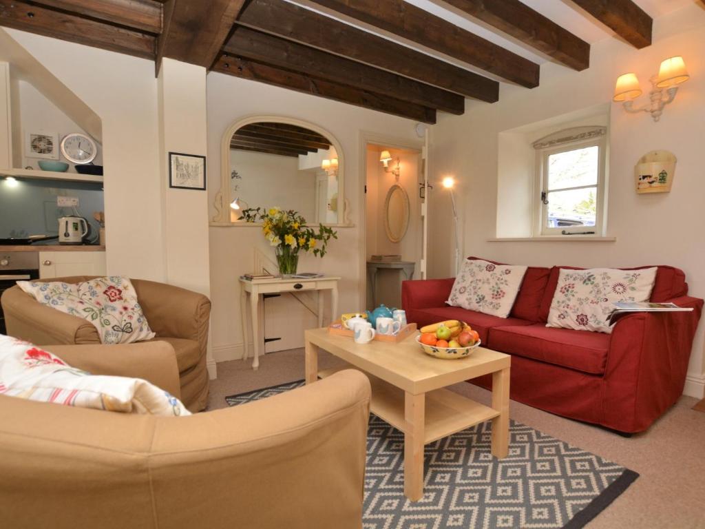 sala de estar con sofá rojo y mesa en 1 Bed in Frome St Quintin MANJE, en Frome Saint Quinton