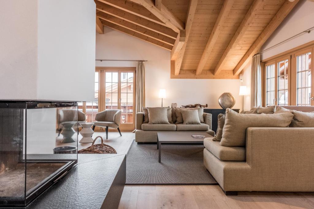 a living room with a couch and a table at Chalet La Gioventu in Grindelwald