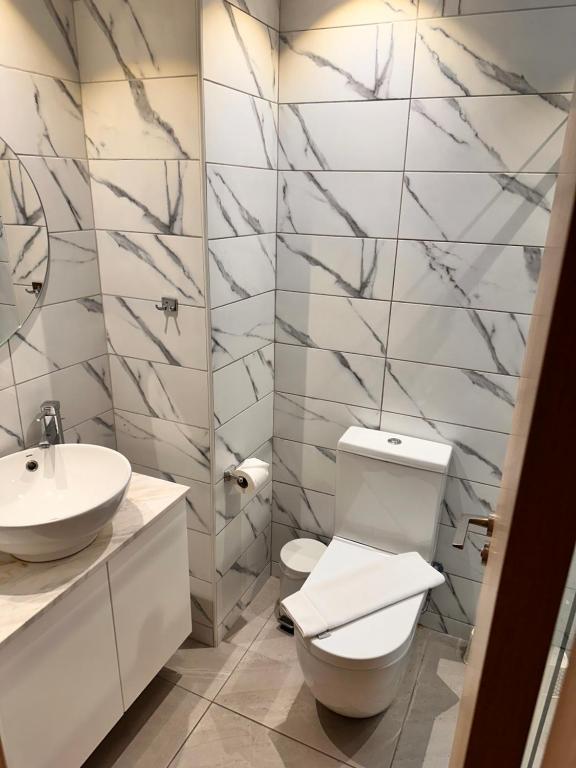 Koupelna v ubytování San Remo Hotel