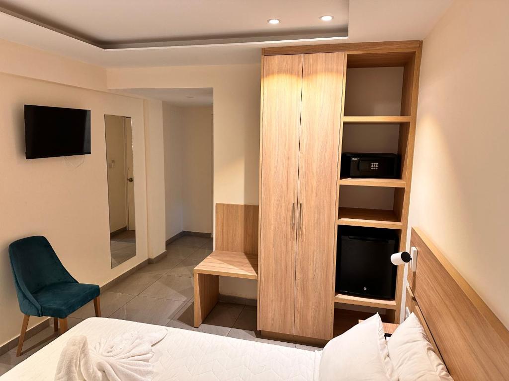 TV a/nebo společenská místnost v ubytování San Remo Hotel