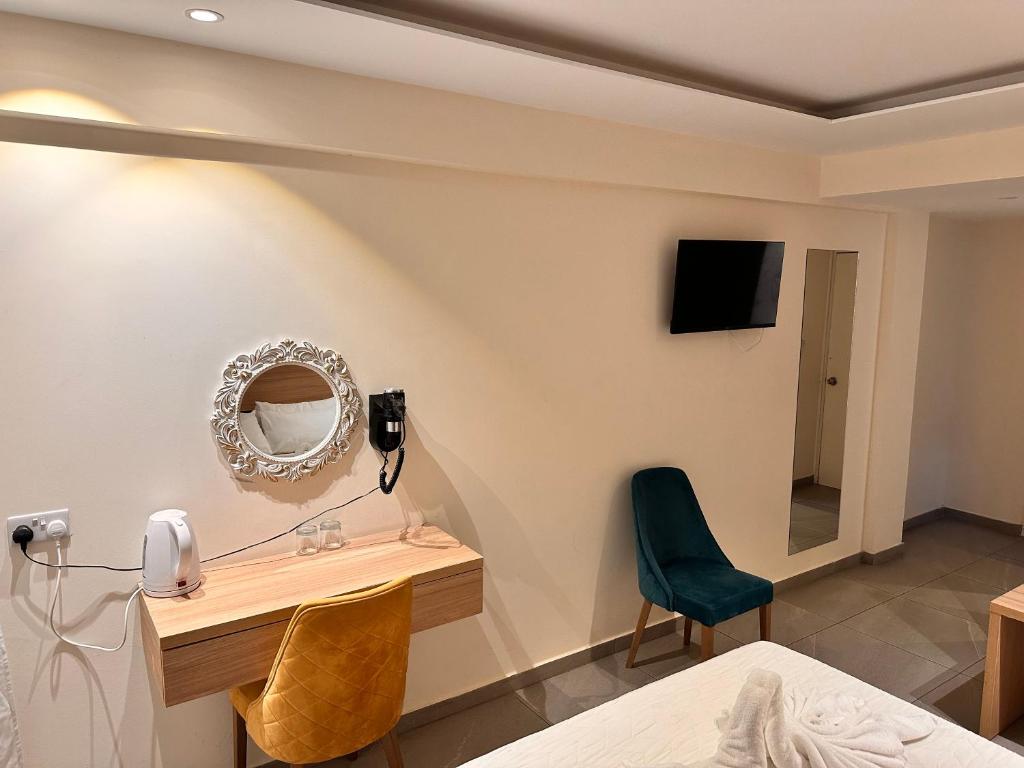 TV a/nebo společenská místnost v ubytování San Remo Hotel
